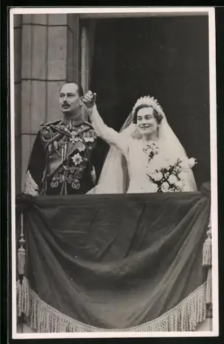 AK Königshaus von England, The Duke and Duchess of Gloucester after their Wedding