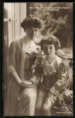 AK I. K. H. Frau Prinzessin Rupprecht von Bayern in besticktem Kleid mit Prinz Albrecht in kurzen Hosen mit Spitze