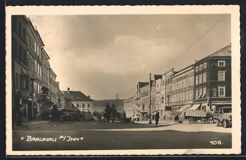 AK Braunau a. Inn, Platz mit Denkmal und Geschäften, Panorama