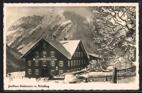 AK Mittelberg, Gasthaus Widderstein gegen Bergpanorama im Winter