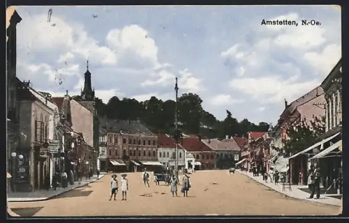 AK Amstetten /N.-Ö., Platz mit Geschäften und Strassenabzweig