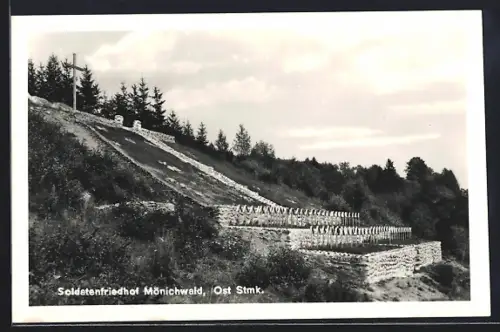 AK Mönichwald /Ost Stmk., Auf dem Soldatenfriedhof, Anlage mit Kreuz