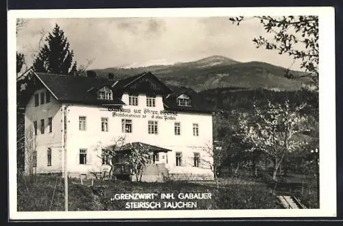 AK Tauchen bei Friedberg, Gasthaus zur österr. Grenze / Grenzwirt Gabauer mit Bergpanorama