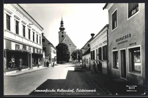 AK Bad Waltersdorf, Strassenszene mit Kaufhaus mit Blick zur Kirche