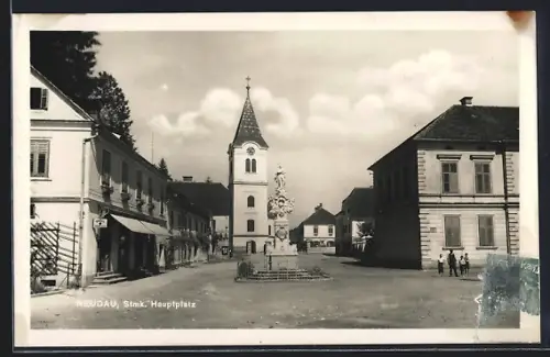 AK Neudau /Stmk., Hauptplatz mit Geschäft, Säulendenkmal u. Turm