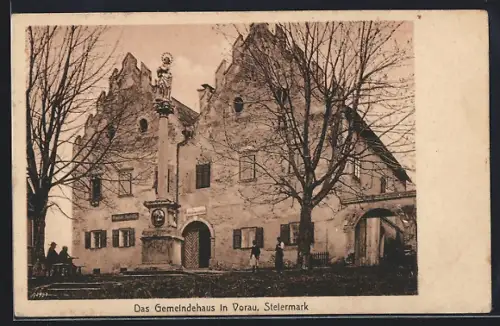 AK Vorau /Stmk., Gemeindehaus mit Säulendenkmal und Toreingängen