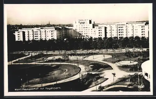 AK Wien, Reumannhof mit Haydnpark aus der Vogelschau