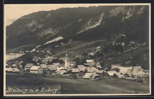 AK Bleiberg /Kärnten, Ortsansicht mit dem Erzberg aus der Vogelschau
