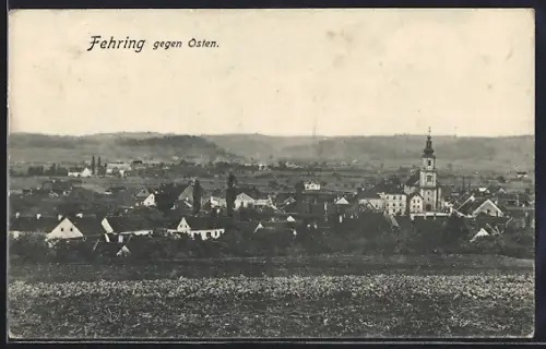 AK Fehring, Totalansicht gegen Osten mit Kirche, Häuser und Landschaft