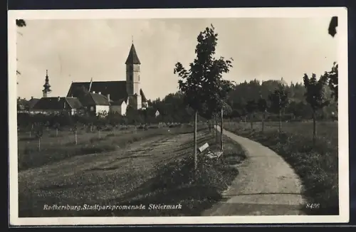 AK Radkersburg /Steiermark, Stadtparkpromenade mit Kirche