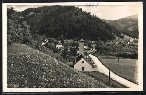 AK Möderbrugg, Strassenpartie mit Bäumen