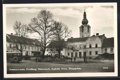 AK Friedberg, Hauptplatz mit Blick zum Kirchturm, Bus
