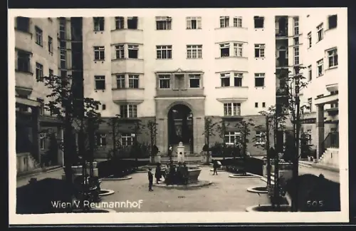 AK Wien, Brunnen im Reumannhof