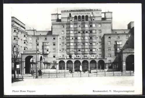 AK Wien, Gemeindebau Reumannhof im Sonnenschein, Margaretengürtel