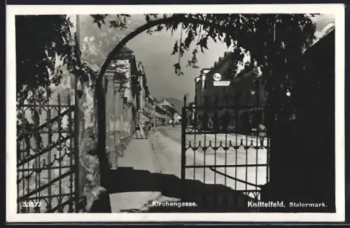 AK Knittelfeld /Steiermark, Krichengasse, durch einen Torbogen gesehen