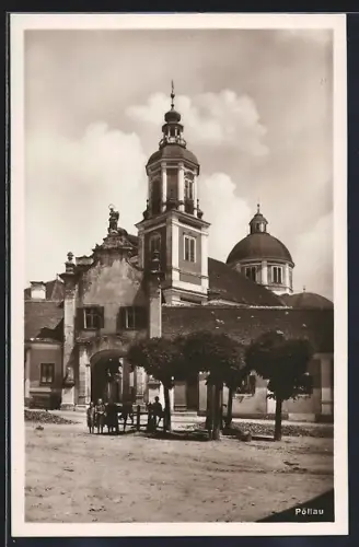 AK Pöllau, Strassenpartie mit Tor und Kirche
