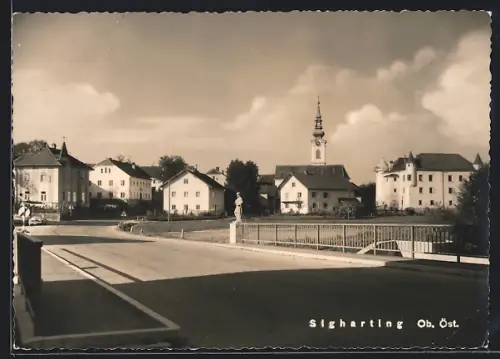 AK Sigharting /Ob. Öst., Ortspartie mit Kirchturm