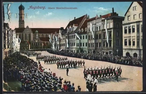 AK Augsburg, Obere Maximilianstrasse mit Soldatenparade