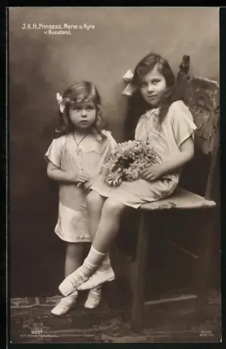 AK Prinzessinnen Marie und Kyra von Russland mit einem Blumenstrauss