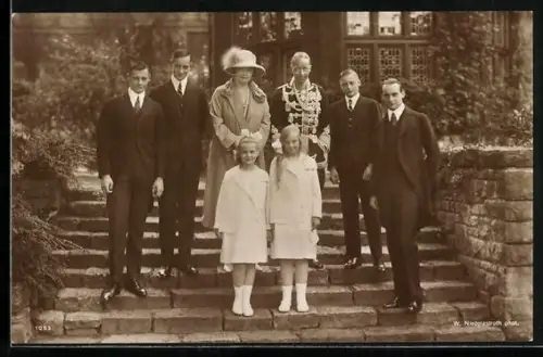 AK Kronprinzessin Cecilie und Kronprinz Friedrich Wilhelm posieren mit ihren Kindern auf einer Treppe