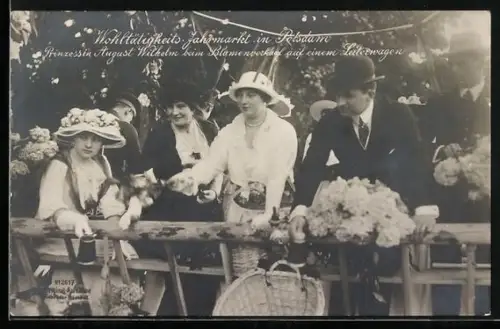 AK Potsdam, Wohltätigkeits-Jahresmarkt, Prinzessin August Wilhelm von Preussen beim Blumenverkauf