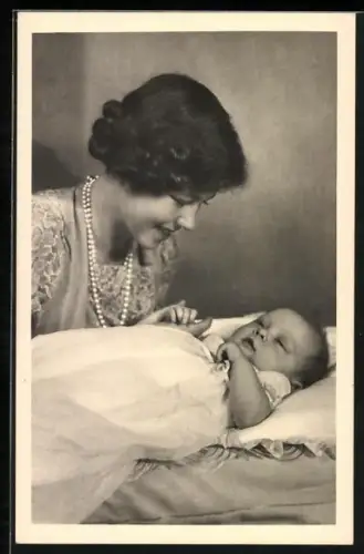 AK Kronprinzessin Friederike von Griechenland, Prinzessin von Hannover, mit Prinzessin Sophia