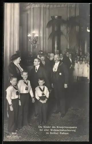 AK Die Kinder des Kronprinzen Wilhelm von Preussen bei einer Weihnachtsbescheerung im Berliner Rathaus
