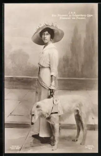 AK Prinzessin von Schaumburg-Lippe, Prinzessin von Preussen mit Hund