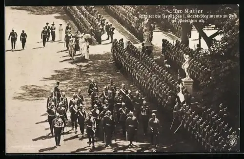 AK Potsdam, Kaiser Wilhelm II. schreitet die Front des I. Garde-Regiments zu Fuss ab