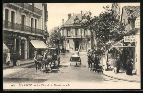 AK Biarritz, La place de la mairie, Pferdekutschen