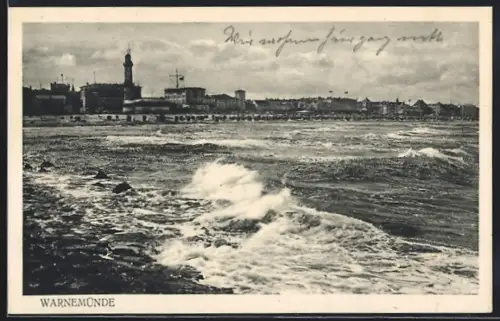 AK Warnemünde, Panoramablick zum Strand und zum Leuchtturm
