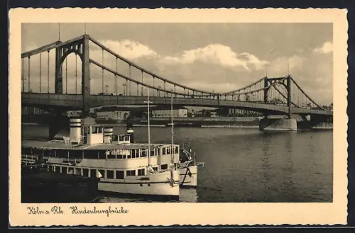 AK Köln a. Rh., Hindenburgbrücke, Dampfer an der Anlegestelle