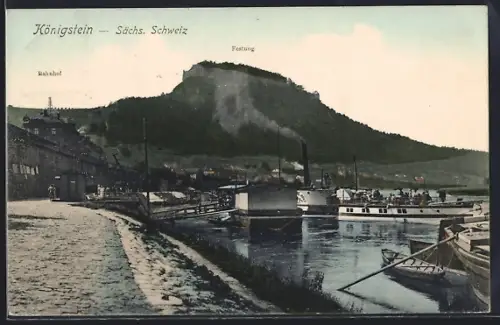 AK Königstein /Sächs. Schweiz, Bahnhof, Im Hintergrund Festung