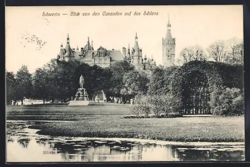 AK Schwerin / Mecklenburg, Blick von den Cascaden auf das Schloss