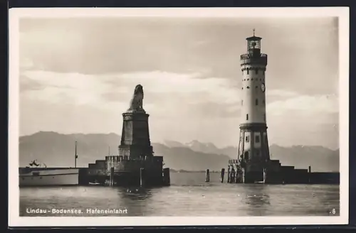 AK Lindau /Bodensee, Hafeneinfahrt mit Leuchtturm und Denkmal