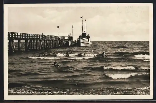 AK Ueckeritz /Usedom, Dampfer an der Seebrücke