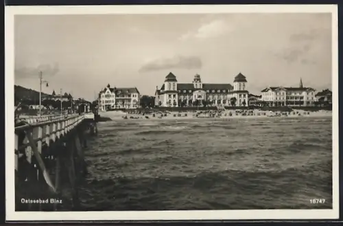 AK Binz, Strand von der Seebrücke aus