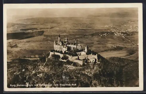 AK Hechingen, Burg Hohenzollern mit Ort vom Flugzeug aus