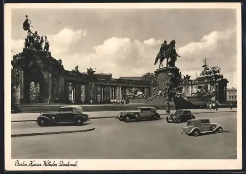 AK Berlin, Strassenpartie am Kaiser-Wilhelm-Denkmal