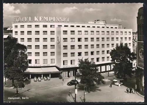 AK Berlin-Charlottenburg, Gesamtansicht vom Hotel Kempinski, Fansanenstrasse Ecke Kurfürstendamm