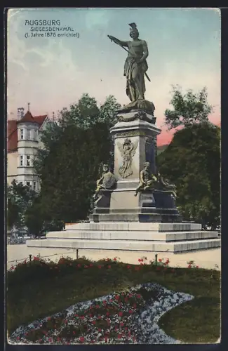 AK Augsburg, Siegesdenkmal mit Blumenbeet der Parkanlage