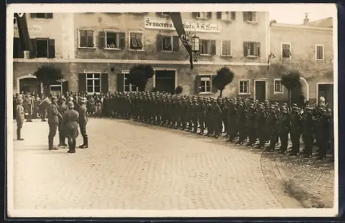 Foto-AK Laufen /Obb., Vereidigung am Markt vor dem Gasthof Brauerei Wenzl, 