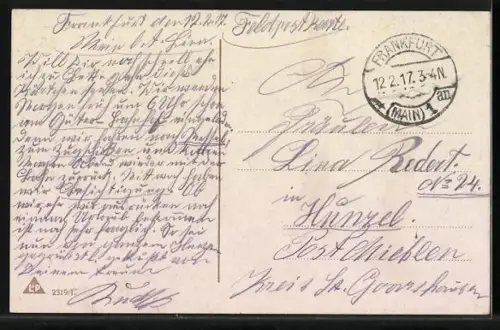 AK Soldat in Uniform verabschiedet sich von seiner Frau