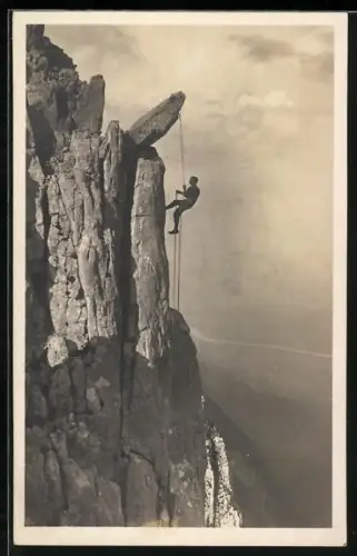 AK Kreuzberg, Bergsteiger beim Abseilen am 5. Kreuzberg g. d. Rheintalerseite