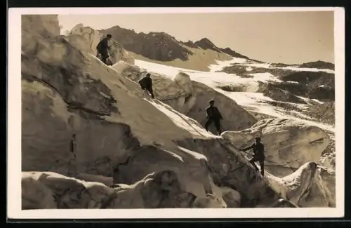 AK Zillertal /Tirol, Kletterer im Eisbruch des Waxeggkees