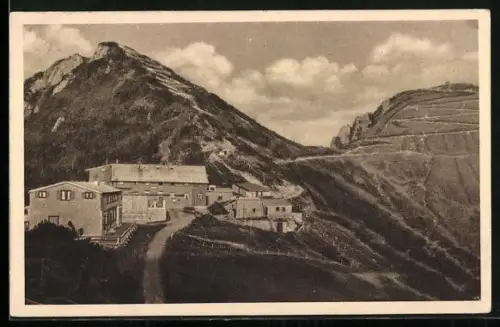 AK Herzogstand-Haus, Berghütte mit Blick gegen die Berge