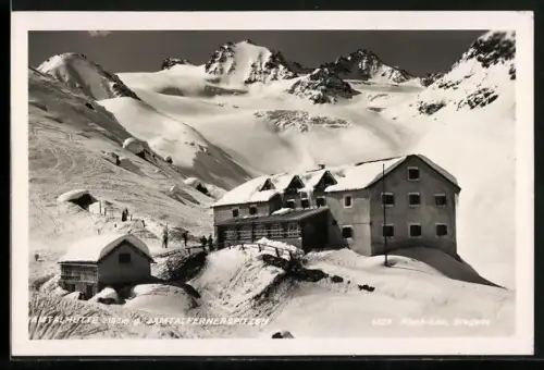 AK Jamtalhütte mit Jamtalfernerspitzen im Schnee