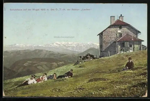 AK Schutzhaus auf der Mugel, Menschen im Gras an der Baude