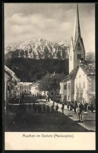 AK Mauthen, Markusplatz mit Kirche und Passanten