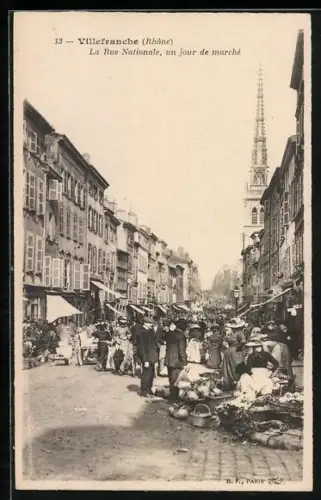 AK Villefranche (Rhône), La Rue Nationale, un jour de marché